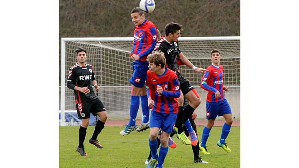 Starker Einstand in der BSC-Defensive: Der bulgarischen Neuzugang Hristofor Hubchev gewinnt auch dieses Kopfballduell. Foto: Horst Müller