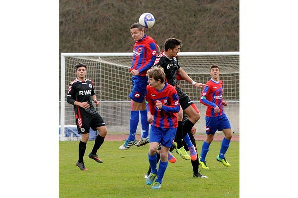 Starker Einstand in der BSC-Defensive: Der bulgarischen Neuzugang Hristofor Hubchev gewinnt auch dieses Kopfballduell. Foto: Horst Müller Starker Einstand in der BSC-Defensive: Der bulgarischen Neuzugang Hristofor Hubchev gewinnt auch dieses Kopfballduell. Foto: Horst Müller