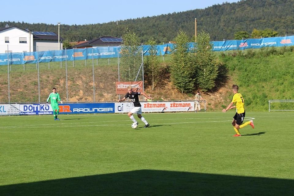 Tobias Koller (mitte) steuerte beim ersten Chamer Sieg das zwischenzeitliche 2:0 bei. 