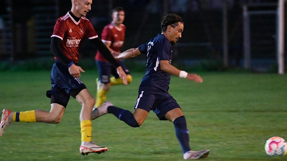 Keinen Ball verloren geben: Moritz Frank (li.) von den FF Geretsried im Duell mit Thomas Philp vom ASC Geretsried.