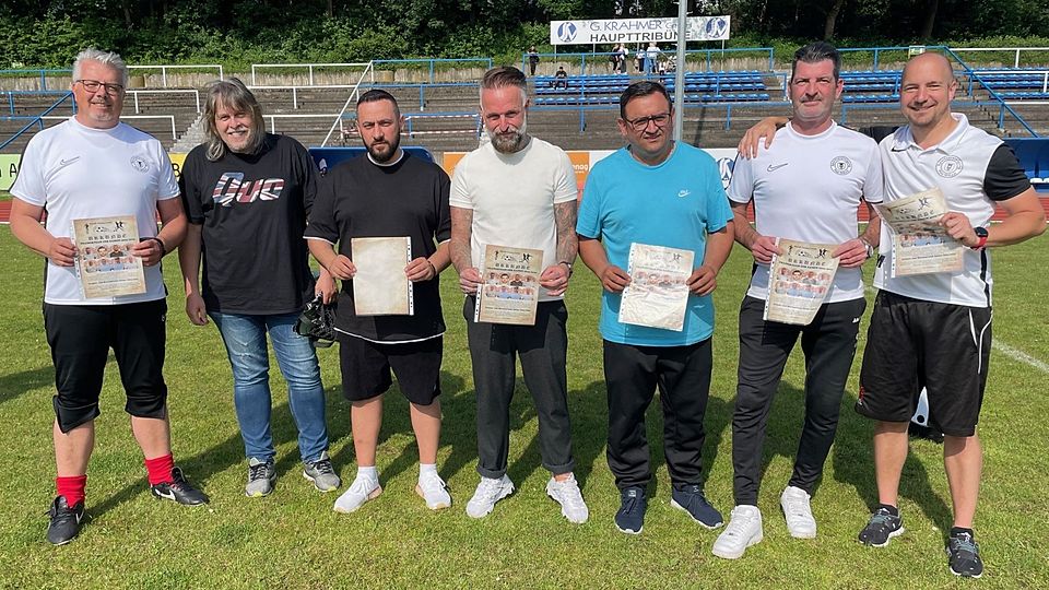 Auszeichnung als Trainer- und Betreuerteam des Jahres: v.l. Axel Heidemann, Werner Kilian (Porzer Fußballticker), Muhammed Ucar, Jonas Wendt, Shkumbin Krasniqi, Marc Pick (es fehlt Mike Dauvermann)