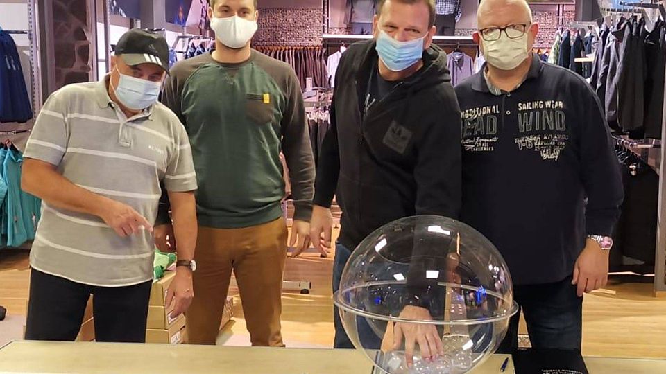 Detlef Irrgang (2. von Rechts) agierte bei der Auslosung des Kreispokals Niederlausitz als Losfee.