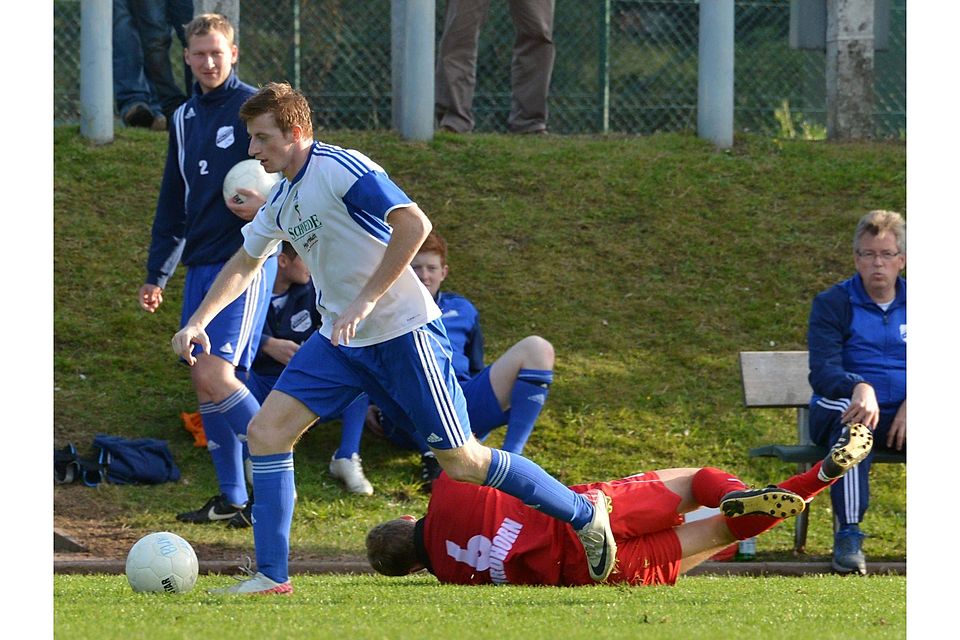 So kennt man ihn: Hollages Mursel Smakolli zieht im Spiel gegen Eintracht Nordhorn davon. Foto: Helmut Kemme