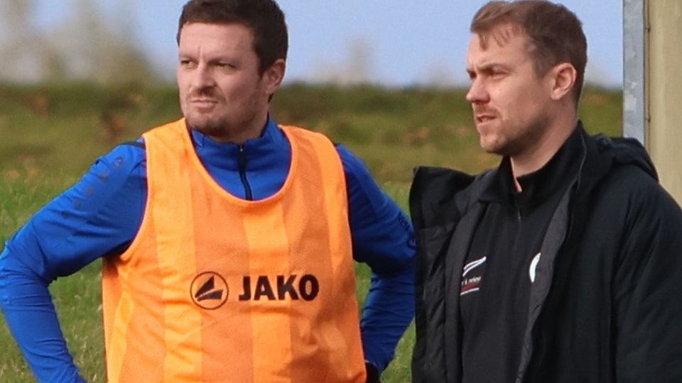 Markus Nägele (links, hier im Gespräch mit Mindelheims Trainer Patrick Eckers) ist nicht mehr Trainer des Kreisligisten TSV Kirchheim.