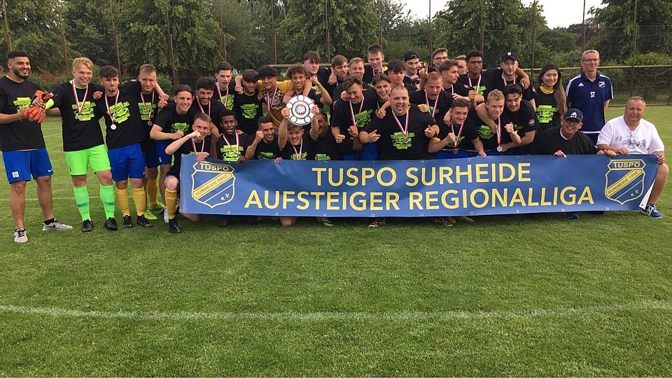Nach dem Elfmeterschießen war Feiern angesagt: Die U19-Elf von TuSpo Surheide steigt in die Regionalliga auf. Schmidt
