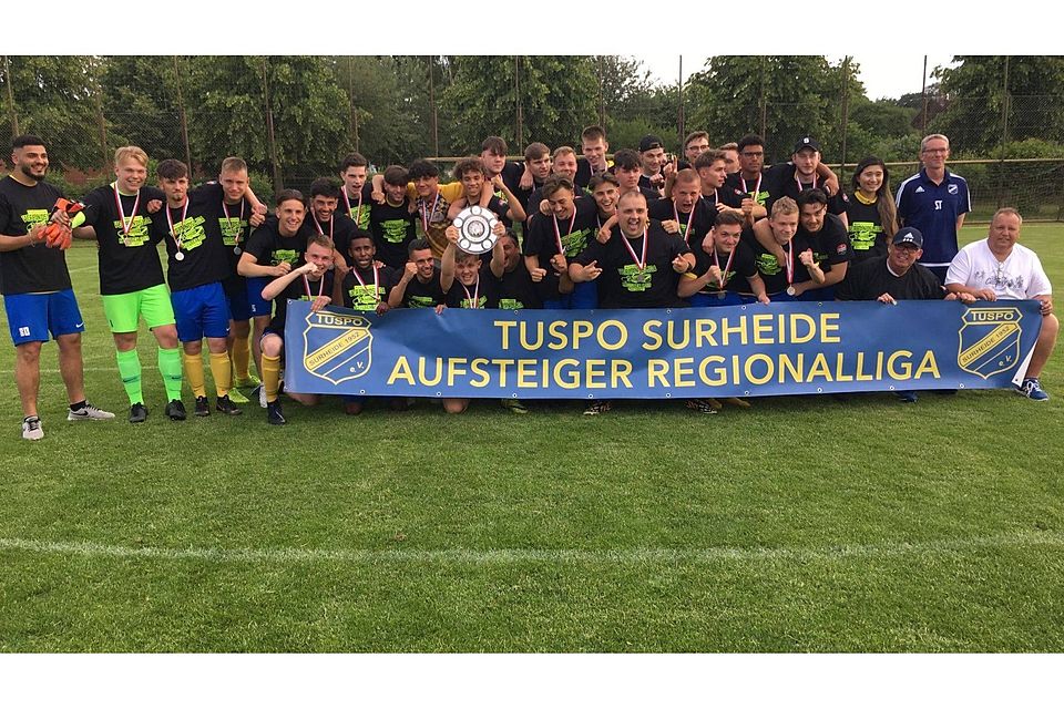 Nach dem Elfmeterschießen war Feiern angesagt: Die U19-Elf von TuSpo Surheide steigt in die Regionalliga auf. Schmidt