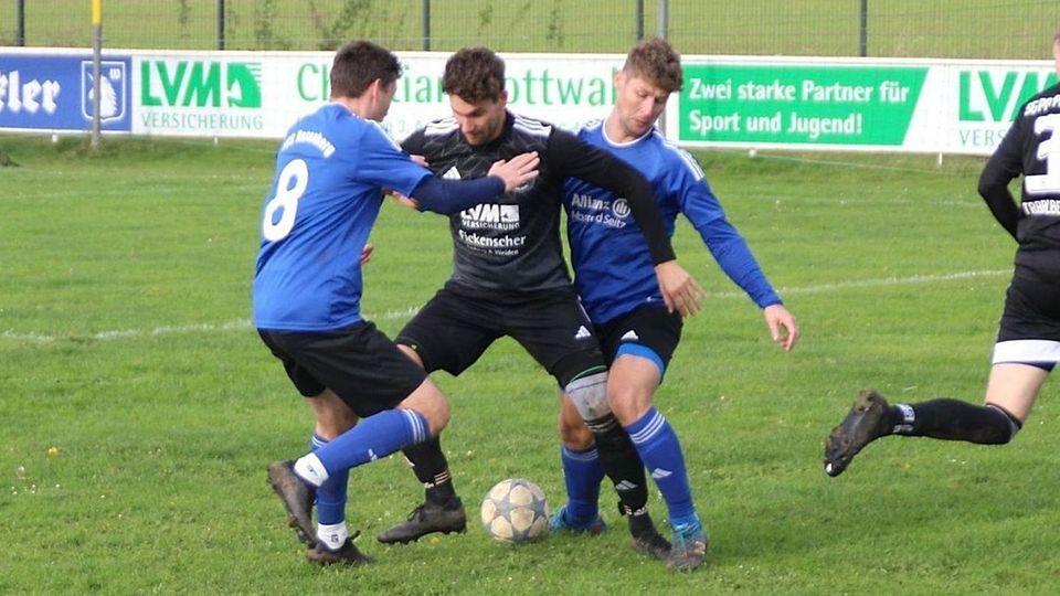 Mit einem Heimsieg im Topduell gegen die DJK Ensdorf könnte die SG Traßlberg/Poppenricht (in Schwarz) den "Platz an der Sonne" übernehmen.