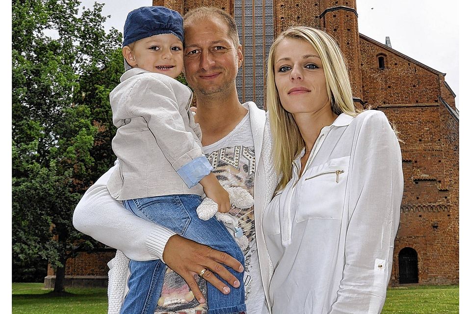 Marco Vorbeck mit Ehefrau Mirela und Sohn Lionel Marco sowie dessen Kuscheltier Hasi. Peter Richter