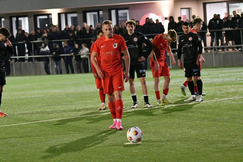 Nervenstark: Nico Fuchs sicherte den Bitburgern mit seinem souverän verwandelten Handelfmeter in der Nachspielzeit noch einen Punkt in Wittlich. 