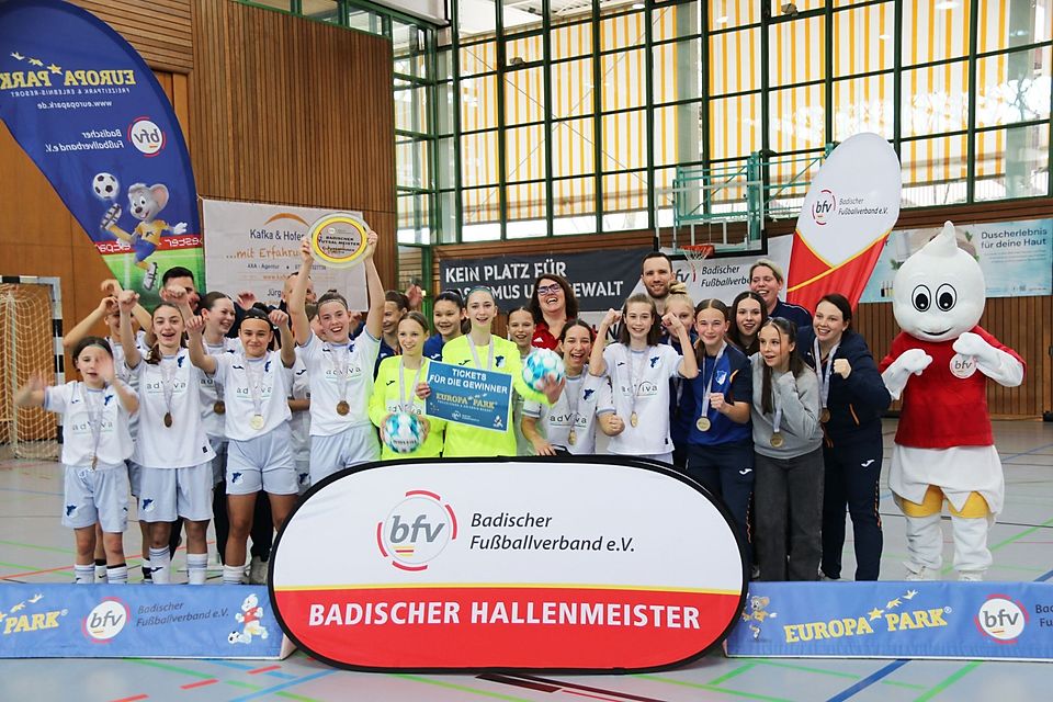 Die C-Juniorinnen der TSG Hoffenheim freuen sich über den Titel.