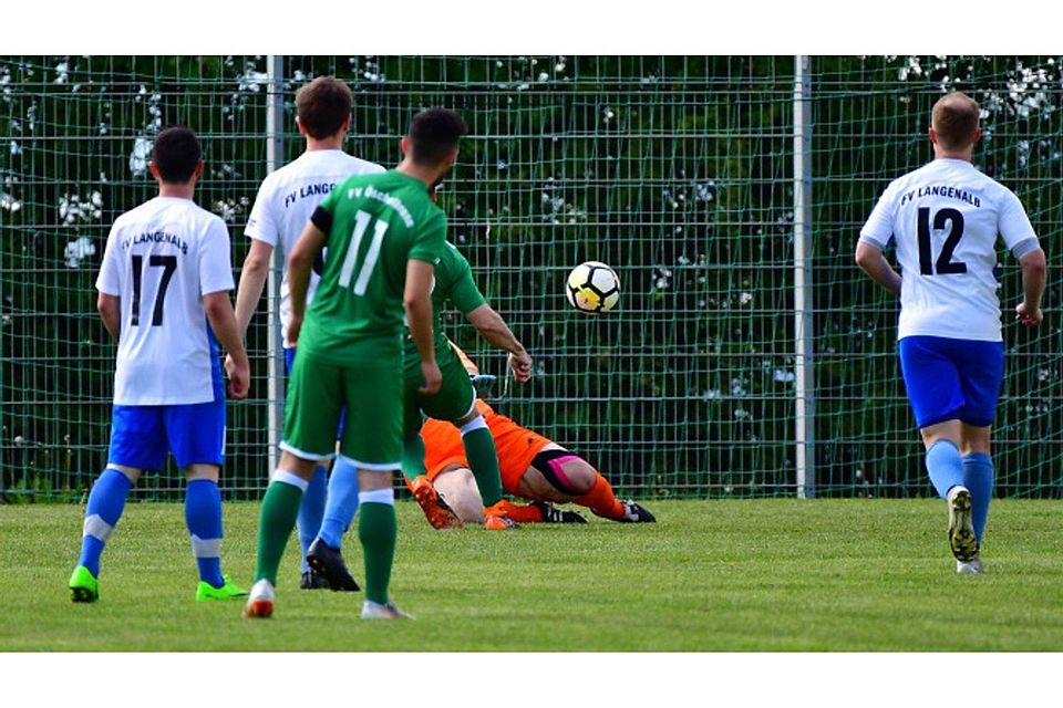 Der Ball zappelt im Netz: Früh ging der FV Öschelbronn gegen Langenalb durch Philipp Jany (verdeckt) in Führung. Foto: Hennrich