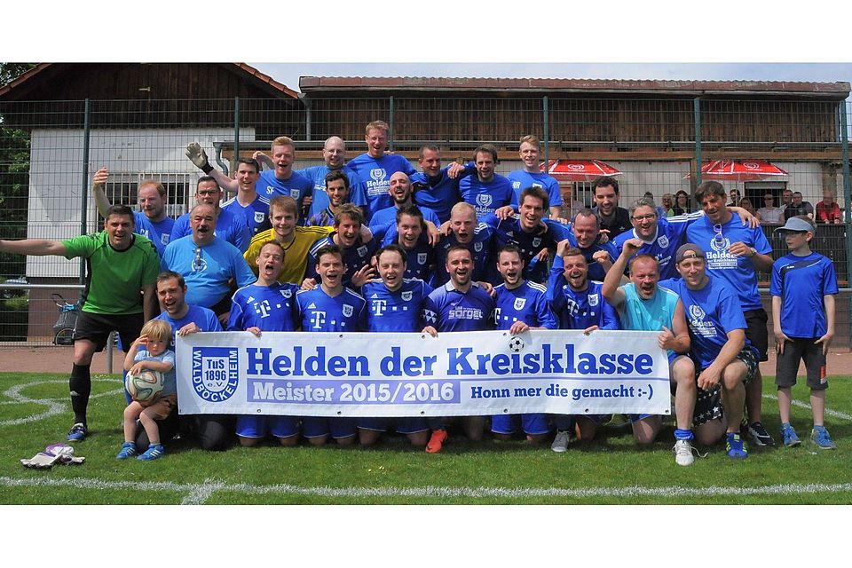 Meisterjubel in Blau: Die Fußballer des TuS Waldböckelheim II.	Foto: Heidi Sturm