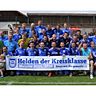 Meisterjubel in Blau: Die Fußballer des TuS Waldböckelheim II.	Foto: Heidi Sturm