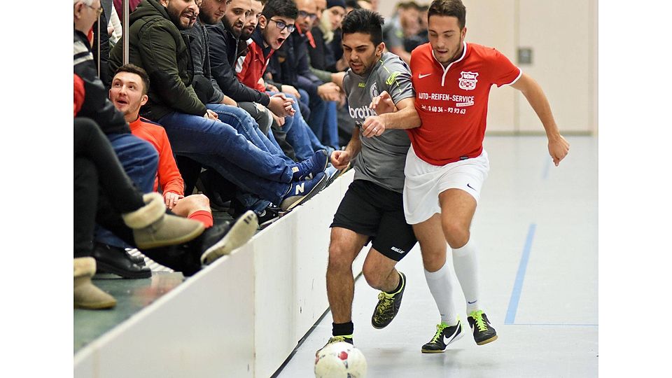 Im Finale des Bad Homburger Hallenturniers kämpft sich der zum besten Turnierspieler gekürte Emre Kadimili (links, FV Bad Vilbel an der Bande gegen Julian Dary (Türk Gücü Friedberg) durch.