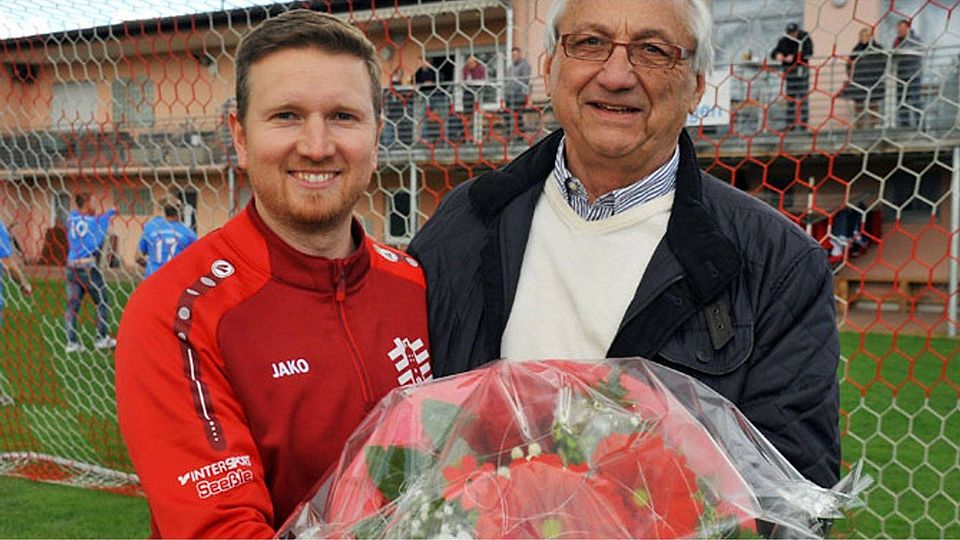Stimmt die Bilanz, freut sich auch der Vorsitzende: Rudi Kaufmann überreicht Trainer Salvatore Di Gregorio (links) einen Blumenstrauß zum Titelgewinn.		F.: Karl Aumiller