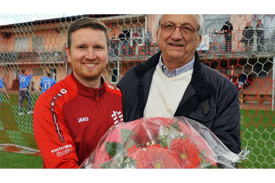 Stimmt die Bilanz, freut sich auch der Vorsitzende: Rudi Kaufmann überreicht Trainer Salvatore Di Gregorio (links) einen Blumenstrauß zum Titelgewinn.		F.: Karl Aumiller