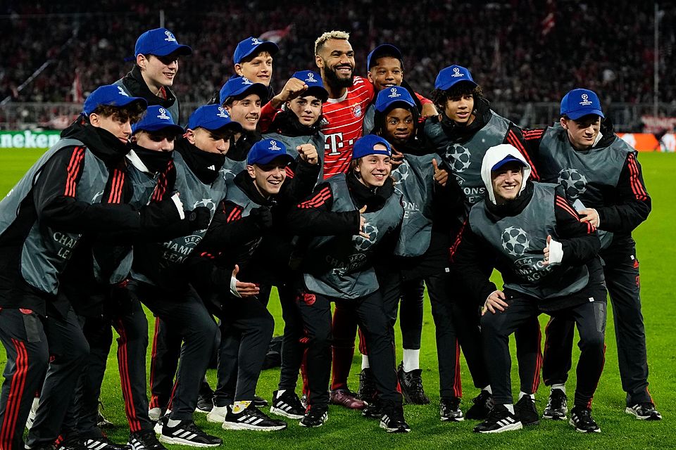 Eric Maxim Choupo-Moting nahm sich nach dem 2:0-Sieg gegen seinen Ex-Verein PSG Zeit für den Bayern-Nachwuchs.