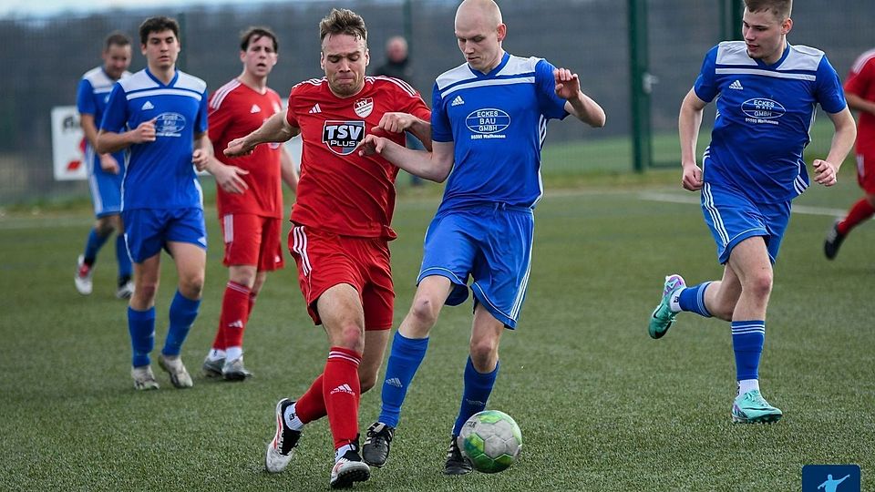 Julian Piroth (in rot, am Ball) und der TSV Langenlonsheim hatten erstmals in dieser Saison das Nachsehen.