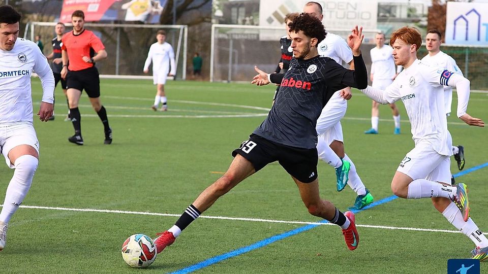 Fortuna Regensburg um Amir Hedider (Nr. 29 am Ball) überrollte den TSV Bogen gewissermaßen und gewann das Testspiel deutlich mit 6:0.