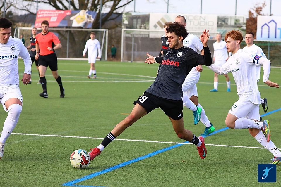 Fortuna Regensburg um Amir Hedider (Nr. 29 am Ball) überrollte den TSV Bogen gewissermaßen und gewann das Testspiel deutlich mit 6:0.