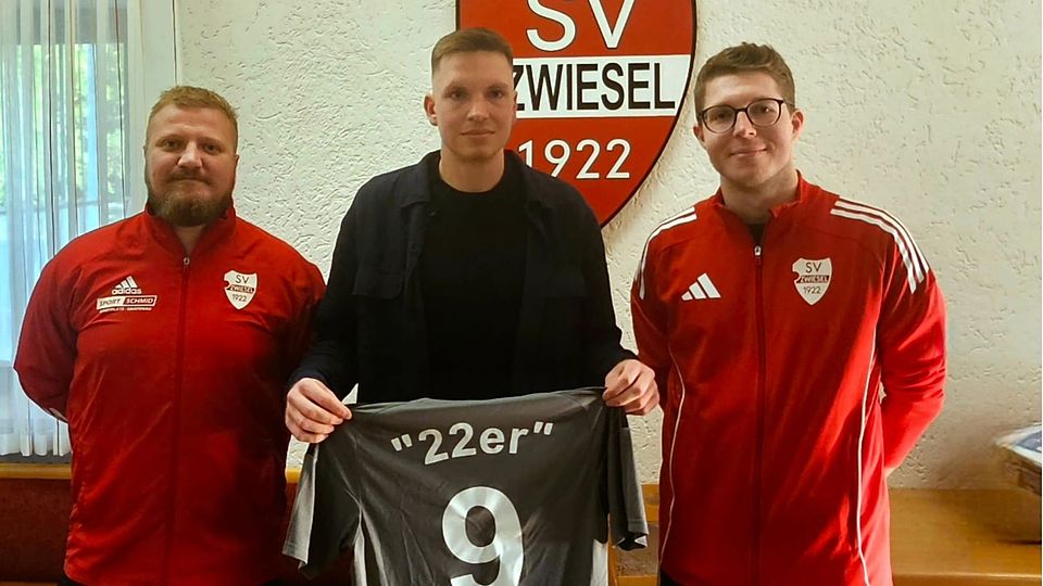 Die beiden SV22-Coaches Manfred Zaglauer (li.) und Tobias Simmeth (re.) mit ihrem neuen Co-Spielertrainer Florian Schrepel 