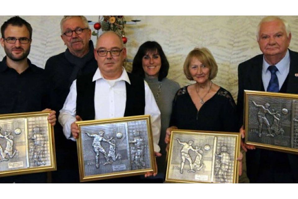 In ihren Vereinen herausragend: Timo Caspers (l.), Bernhard Krudwig (3.v.l.), Renate Regh (2.v.r.) und Günther Gnath (r.) wurden von Doris Mager und Hubert Jung (beide im Hintergrund) geehrt. Foto: Brackhagen
