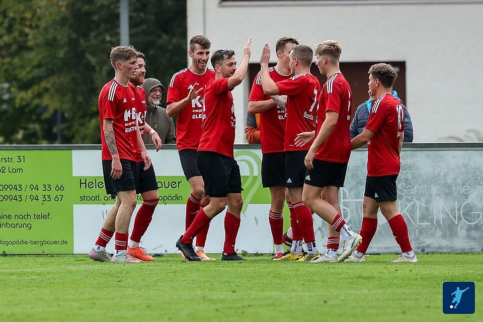 Die SpVgg Lam bejubelt den Sieg im Nachholspiel gegen Ettmannsdorf.