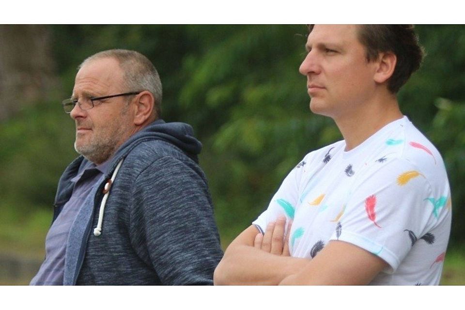 Treffen am Sonntag mit ihren beiden Mannschaften aufeinander: Holger Dreyer (l., Trainer des TSV Otterndorf) und Oliver Stepniak (Trainer von Rot-Weiss Cuxhaven). Foto: Lütt