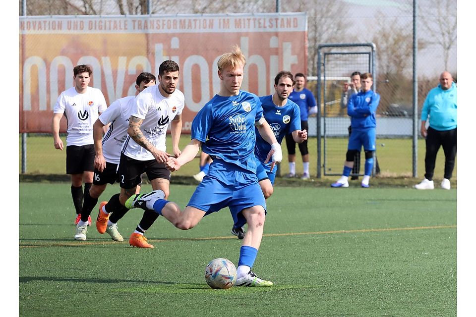 SVP gegen FC Espanol München am 08.03.26 ab 12.25 Uhr.Torschütze 1. Tor /  Nr. 10 C Noah. Torschuss. Foto: Dagmar Rutt