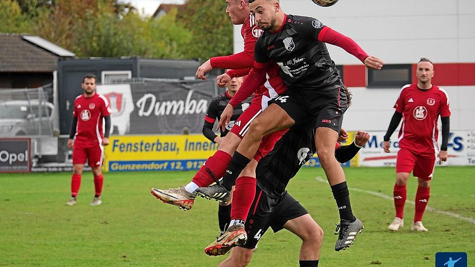 Abstiegskampf pur ist angesagt in der "Dumba-Arena", wenn Gastgeber SC Kirchenthumbach (in Rot) mit dem VfB Rothenstadt (in Schwarz) die Klingen kreuzt.
