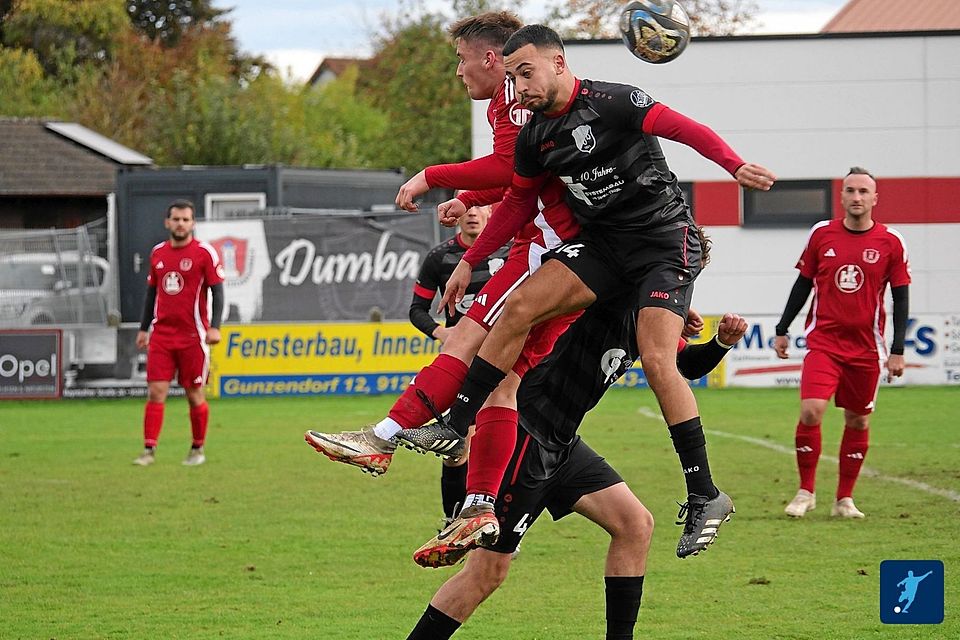 Abstiegskampf pur ist angesagt in der "Dumba-Arena", wenn Gastgeber SC Kirchenthumbach (in Rot) mit dem VfB Rothenstadt (in Schwarz) die Klingen kreuzt. Abstiegskampf pur ist angesagt in der "Dumba-Arena", wenn Gastgeber SC Kirchenthumbach (in Rot) mit dem VfB Rothenstadt (in Schwarz) die Klingen kreuzt.