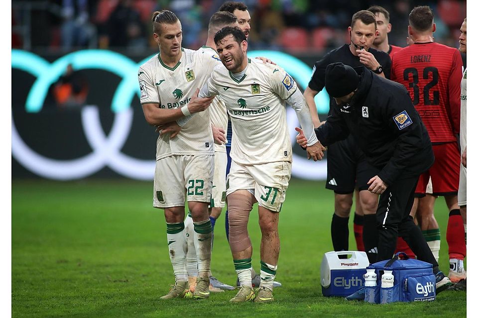 Kevin Volland sah Gelb-Rot gegen Ingolstadt nach einem Zweikampf mit Jonas Scholz. Kevin Volland sah Gelb-Rot gegen Ingolstadt nach einem Zweikampf mit Jonas Scholz.