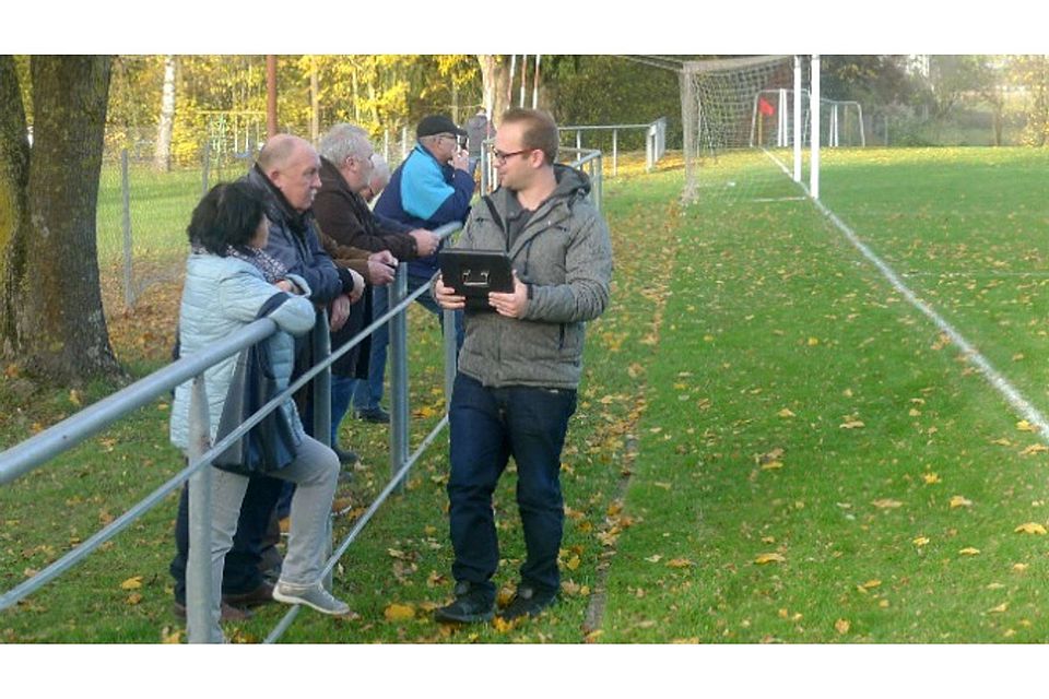Man kennt sich: Eduard Wentland kassiert bei Stammgästen des FC Mietersheim Eintrittsgeld. | Foto: Wolfram Köhli