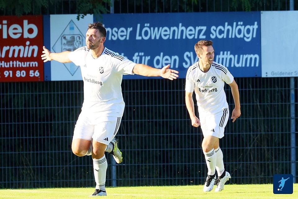 Stefan Pecher (li., hier nach seinem Treffer im Totopokal gegen die Profis aus Ingolstadt) heuert im Sommer bei der DJK Straßkirchen an.