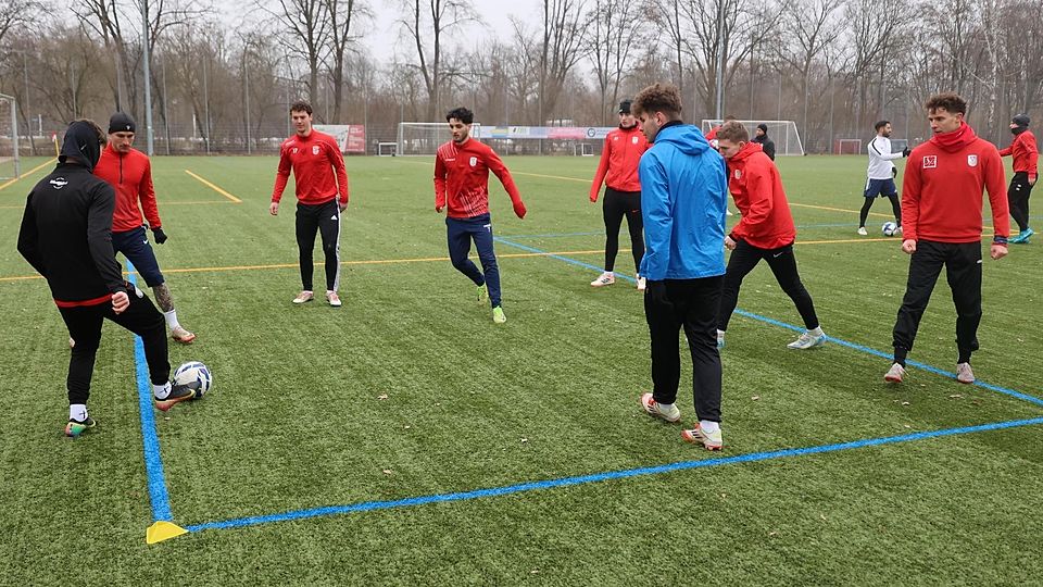 Lockerer Auftakt bei Minustemperaturen und auf Kunstrasen. Die 65-Fußballer haben mit der Vorbereitung begonnen.