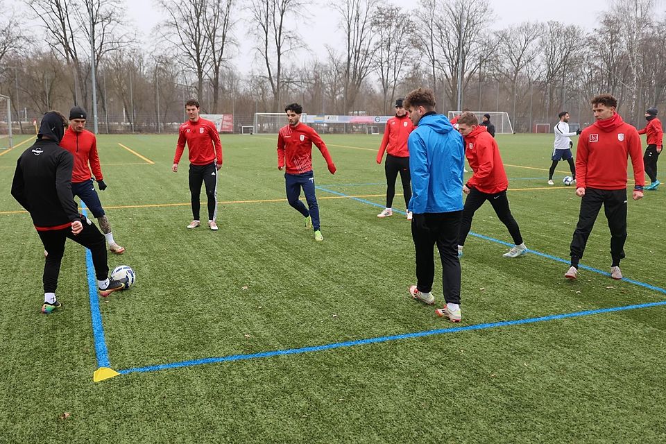 Lockerer Auftakt bei Minustemperaturen und auf Kunstrasen. Die 65-Fußballer haben mit der Vorbereitung begonnen.