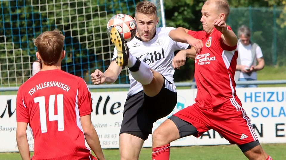 Einen Vorgeschmack auf viele spannende Kreisderbys gab die Partie in der Hallertau. Hier duellieren sich Nandlstadts Lukas Rieder (M.) und Allershausens Felix Bachmann (r.).