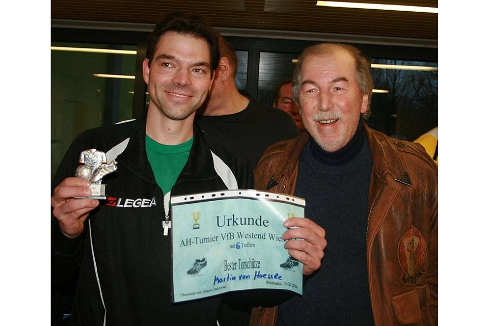 74-Weltmeister Jürgen Grabowski (rechts) kann diesmal bei den Zeremonien des Westend-Cups nicht teilnehmen.Archivfoto: Parker.