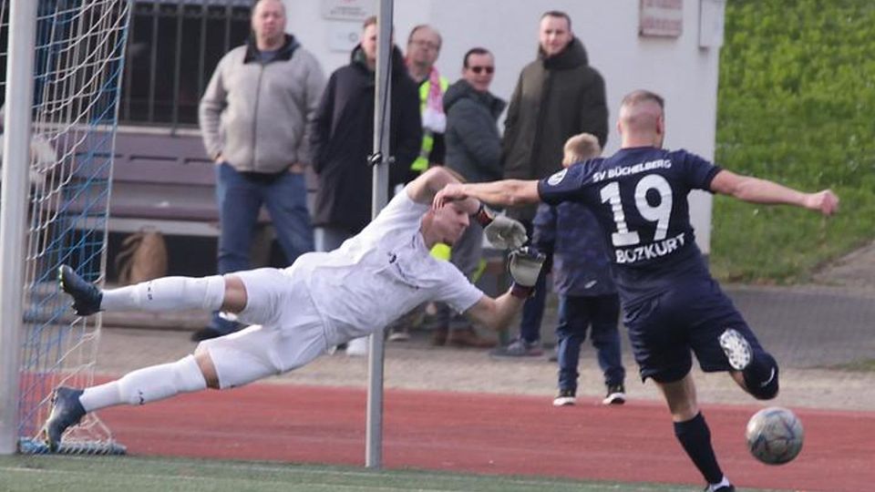 RWO Alzeys Torwart Jakub Kownacki pariert den Schuss von Büchelbergs Mehmet Bozkurt.