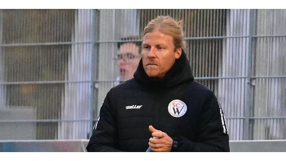 Kann zufrieden sein: Mario SchappertS, Trainer des Fußball-Hessenligisten SC Waldgirmes, gewinnt mit seinem Team gegen den 1. Hanauer FC 93. (Archivfoto) © Uwe Krämer