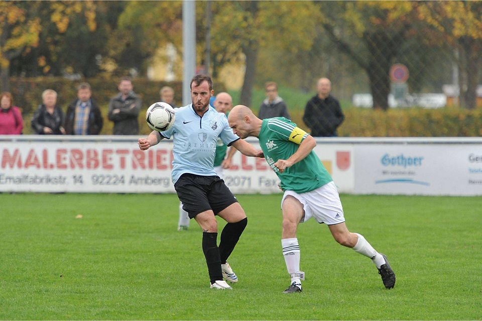 Der Tabellenführer ASV Haselmühl (blau) zu Gast beim 1.FC Rieden F: Brückmann