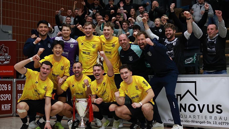 Der FC Eddersheim bejubelt den Turniersieg.