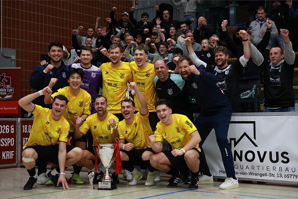 Der FC Eddersheim bejubelt den Turniersieg.