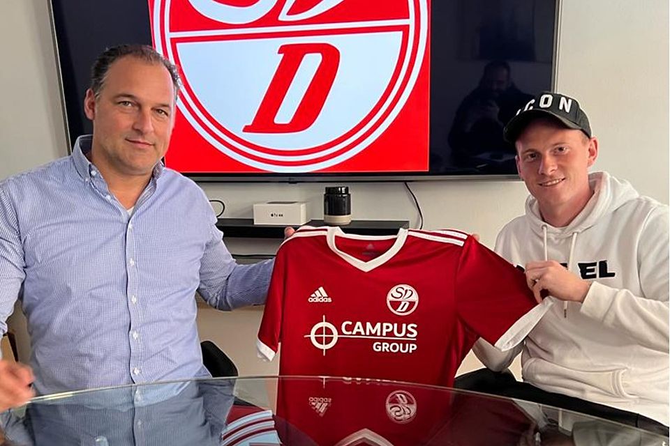 Geschäftsführer Matthias Klemens begrüßt Nico Rinderknecht (r.) beim SV Donaustauf.