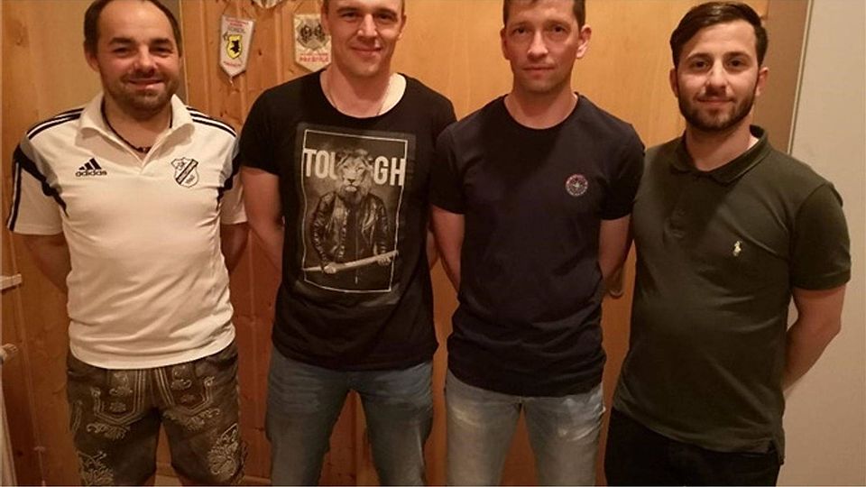Abteilungsleiter Martin Baumann (links) und sein Stellvertreter Peyman Parnian (rechts) zusammen mit Alexander Baumgartner und Markus Heitzer (Zweiter von rechts) Foto: fba