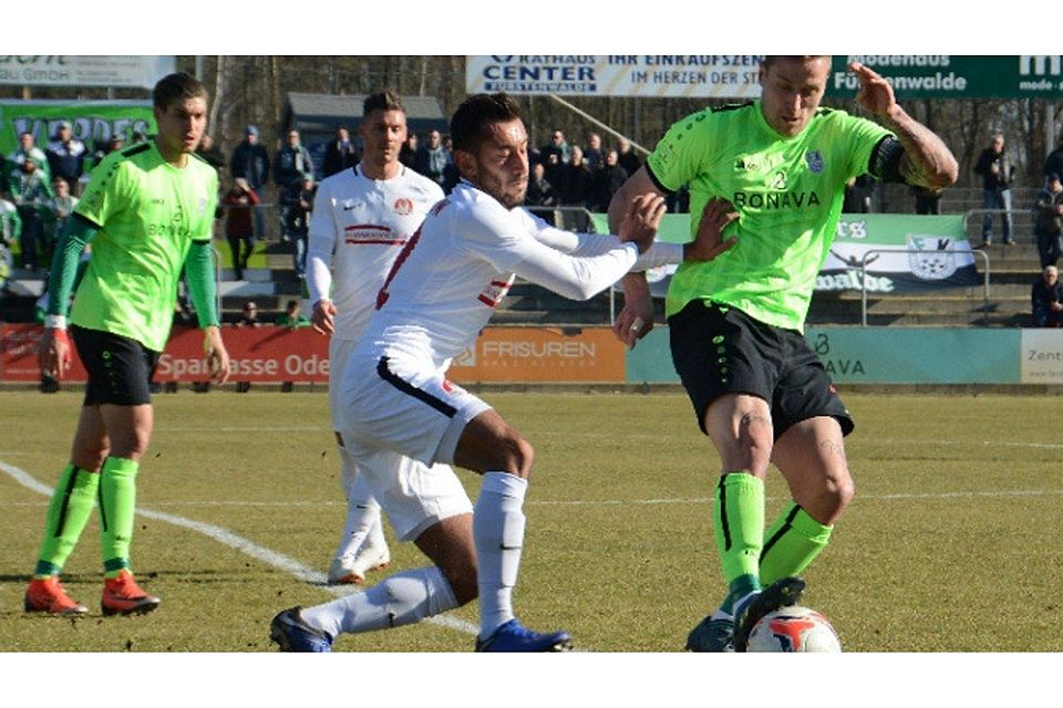 Sonntags-Torschütze: Martin Zurawsky (rechts), der diesmal die Kapitänsbinde trug, gewinnt hier den Zweikampf gegen Optik-Spieler Cüneyt Top.  ©Alexander Winkler