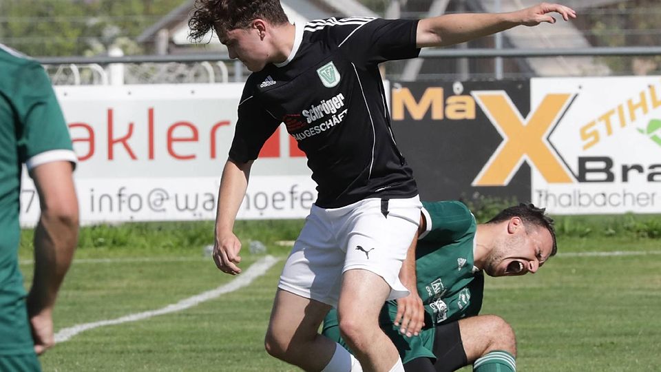 Schmerzhaft, aber unumgänglich: Der TSV Au, hier Dominic Schermbach (am Boden), plant im Sommer einen Neuaufbau mit vielen Spielern aus der eigenen Jugend. Die könnten in der für sie womöglich zu starken Kreisklasse den Spaß verlieren. archiV: leh