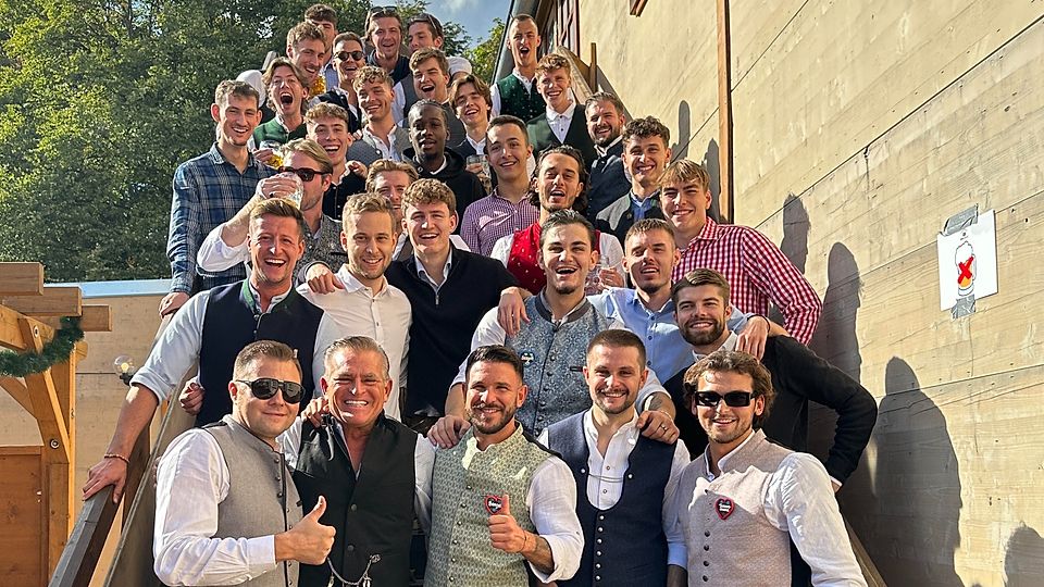 Die ersten Mannschaft des TSV Grünwald feiert die Tabellenführung gemeinsam mit der Reserve.