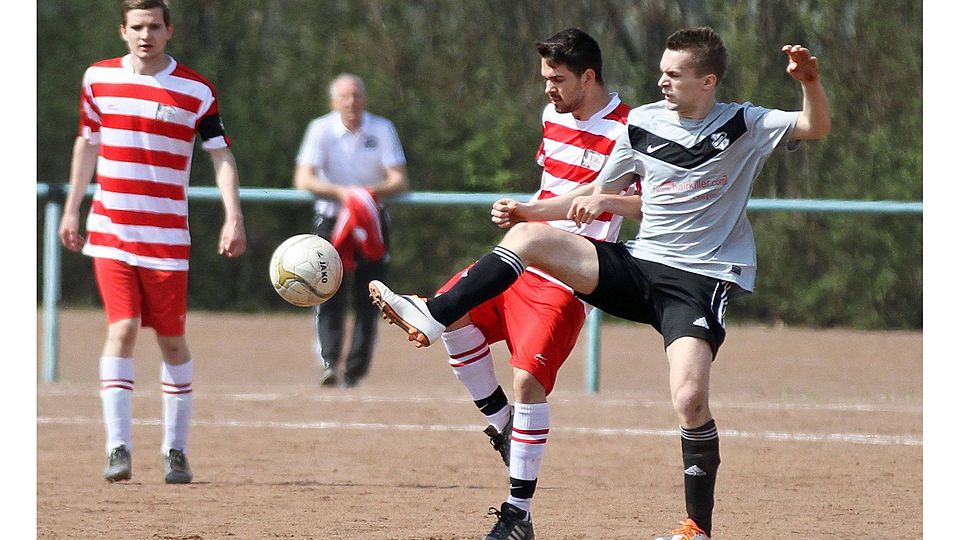 Zuvorgekommen: Patryk Wiacek stört erfolgreich die Ballannahme von Osthofens Emanuel Bier.	Foto: photoagenten/Christine Dirigo