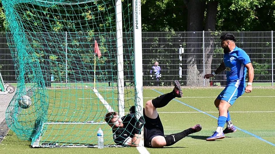 Kemal Acar trifft für den FC Aksu. Ober-Olm-Torhüter Tobias Theiß ist geschlagen.	Foto: Kristina Schäfer